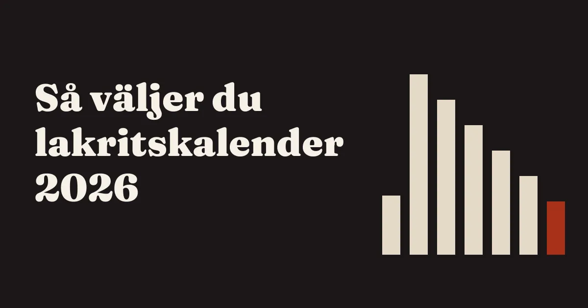 Svart lakrits i olika former på ett bord, redo för julkalender