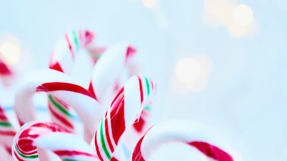 Rödvita juleklubbor mot ljus bakgrund