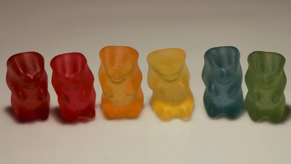 Gummibjörnar i olika färger på en rad