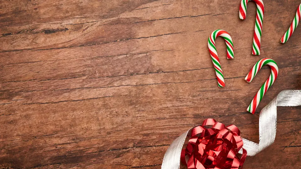 Små juleklubbor och en röd rosett