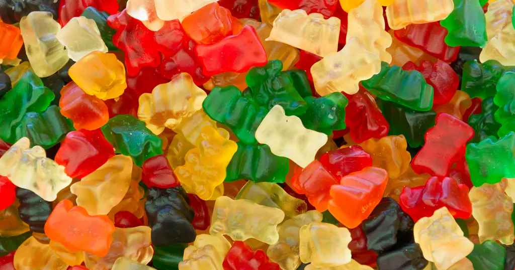 Färgglada gummibjörnar i en stor hög